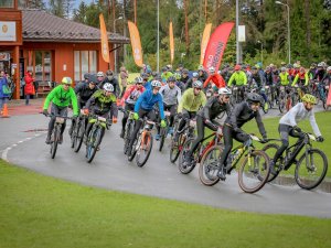 Vētrainajā “Siguldas MTB Granfondo” uzvaru izcīna Krišjānis Ratiniks