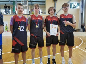 Aizvadītas skolu sporta sacensības “3x3 florbolā”