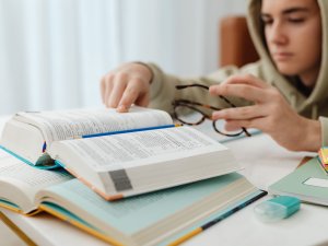 Mācību gada pirmajā semestrī vidusskolēnu stipendijās paredzēts izmaksāt turpat 9000 eiro