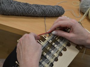 Rokdarbnieces vieno spilveni un “Latvju raksti. Citādība”