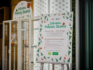 Siguldā atklāts dāvanu maiņas skapis