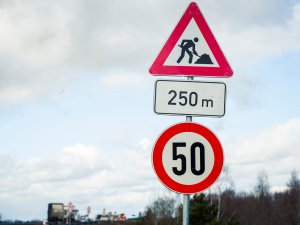 Uz Lorupes tilta ierobežota satiksme un gājēju pārvietošanās