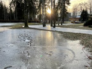 Raiņa parks uz nenoteiktu laiku slēgts augsta virsūdens līmeņa dēļ