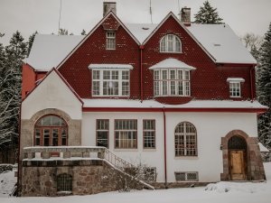 Pierīgas mežu ieskautā arhitektūras pērle – Inčukalna Medību pils pelnījusi gādīgu saimnieku