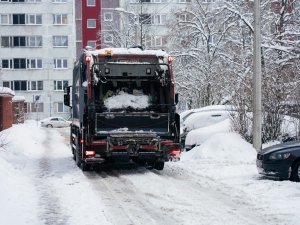 Inčukalna pagastā spēcīgas snigšanas laikā apgrūtināta atkritumu izvešana