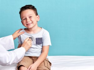 Bezmaksas pediatra konsultācijas brīvdienās un svētku dienās pērn saņēmuši 573 mazie novadnieki