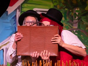 Aicina uz Liepājas Leļļu teātra izrādi “Lote un Lieldienas. Krāsu detektīvs”