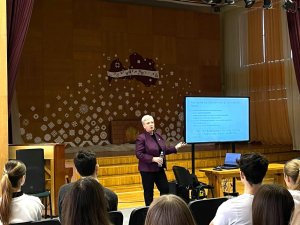 Mālpils vidusskolā izglīto par Eiropas Savienību un gaidāmajām vēlēšanām