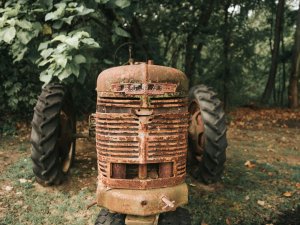 Ekspluatācijai nederīgu traktortehniku aicina noņemt no uzskaites norakstīšanai