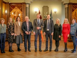 Pārrunājot energoefektivitātes jautājumus, novadā viesojās klimata un enerģētikas ministrs Kaspars Melnis