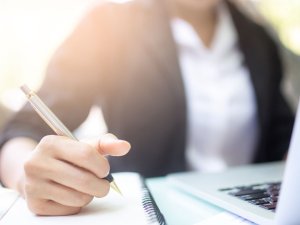 Piedāvā konsultācijas darba devējiem, kuri nodarbina cilvēkus ar invaliditāti