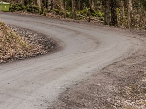 Nogreiderēti vairāk nekā 285 kilometri pašvaldības grants ceļu; greiderēšanas darbi turpinās