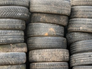 Siguldas novadā bez maksas iespējams atbrīvoties no nolietotajām riepām