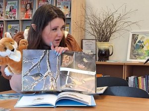 Allažu bibliotēkā aizvadīta nodarbība “Mazais zīriņš – 2024. gada putns”