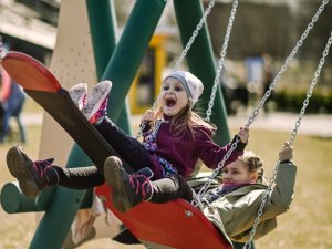 Lieldienās šūposimies Siguldā – jau astoto reizi Siguldā notiks Latvijā vienīgais šūpoļu festivāls