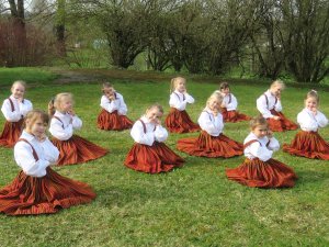 Mazajām allažniecēm tapuši jauni tautas tērpi