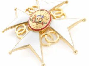 Novadniekiem Gunāram Dzenim un Laurai Skrodelei piešķir Atzinības krustu