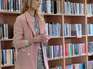 Rakstniece Luīze Pastore Allažu bibliotēkā tikās ar pusaudžiem