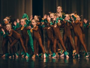 Deju grupas “A-Zarts” dalībnieki izdejojuši izrādi “Ceļojums”