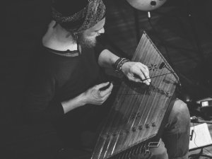 Ceļojumu stāsti un pasaules mūzika ar Hariju Vagrantu