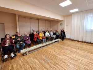 Allažu pirmsskolēni ar koncertu priecē sociālās aprūpes centra iemītniekus