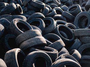 Novadā otrreizējai pārstrādei savāktas 74,04 tonnas nolietotu autoriepu