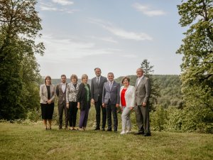 Veselības ministrs vizītē apmeklē Siguldas slimnīcu un Robotizētās stereotaktiskās radioķirurģijas centru