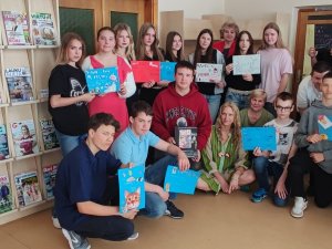 Mālpils bibliotēkā pusaudži tikās ar rakstnieci Luīzi Pastori