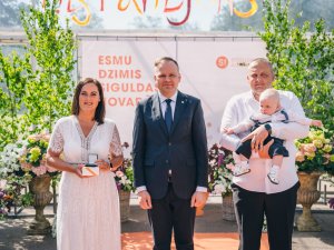 Medaļu “Esmu dzimis Siguldas novadā” saņēmuši 2023. gada otrajā pusgadā dzimušie mazuļi