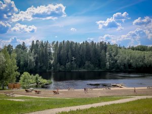 Iedzīvotāji iecienījuši labiekārtoto atpūtas zonu pie Roķēnu ūdenskrātuves