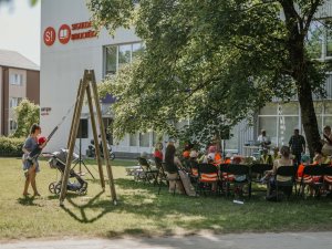 Ar aizraujošām aktivitātēm un izglītojošu diskusiju atvērusies Siguldas novada bibliotēkas āra lasītava