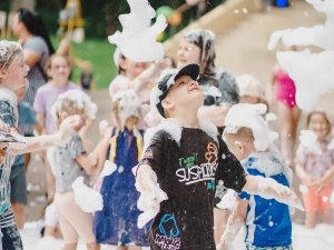 Priekpilni un koši aizvadīta bērnu diena Lēdurgā