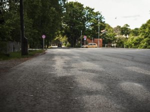 Šonedēļ turpinās ceļu un ielu infrastruktūras uzlabošanas darbi