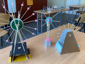 Iespējams apskatīt Allažu pamatskolas tehniskās modelēšanas pulciņa darbus