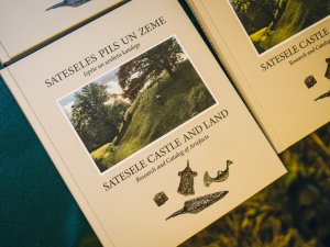 Vienam no iespaidīgākajiem pilskalniem Gaujas lībiešu zemēs – Sateseles pilskalnam – sava grāmata