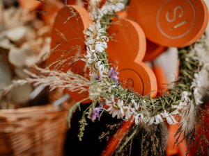 Ziedus no dabiskajām pļavām ir iespēja izmantot svētku laikā