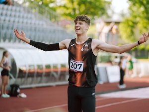 Emīls Bangevics izcīna Latvijas čempiona titulu tāllēkšanā