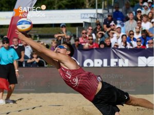 Novadnieks Gustavs Auziņš ar komandas biedru triumfē Eiropas U-20 čempionātā pludmales volejbolā