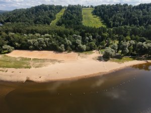 Ūdens kvalitāte Gaujas peldvietā neatbilst prasībām; peldēties aizliegts