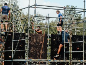 Siguldā aizvadīts šķēršļu skrējiens “Army tough run 2024”