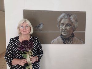 “Baltajā flīģelī” apskatāma mākslinieces Helgas Jaksones gleznu izstāde “Viņas”