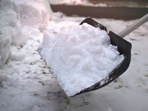 Līdz 30. septembrim vientuļi pensionāri, cilvēki ar invaliditāti aicināti pieteikt palīdzību sniega tīrīšanā