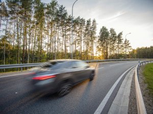 Gar Vidzemes šoseju pie Gaujas ciema sāk būvēt prettrokšņu sienu 