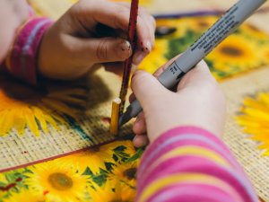 Jaunieši iesaistījušies seno amatu prasmju apguvē