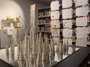 Siguldas novada bibliotēkā atklāta papīrmākslas izstāde