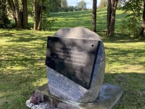 Siguldas Valsts ģimnāzijas skolēni sakopj strēlnieku pieminekli Mores pagastā