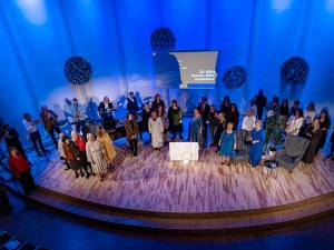 “Baltais flīģelis” krāšņi nosvin jubileju “26. disks. Atmiņas. Stāsti. Kopābūšana”