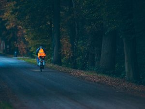 Gājēji un velosipēdisti aicināti rūpēties par savu drošību diennakts tumšajā laikā