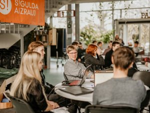 Siguldas Digitālo risinājumu hakatonā jauniešu idejas pārtop inovatīvu projektu prototipos
