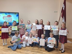 Allažu pamatskolas pirmsskolēni zīmē apsveikuma kartītes senioriem